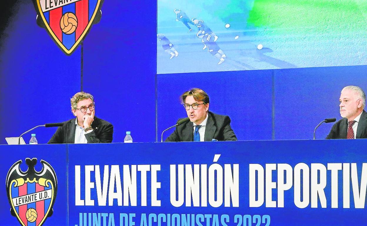 Quico Catalán, entre Nacho García y Jorge Lucas durante la última junta de accionistas del Levante.