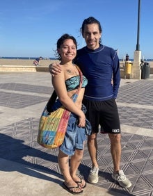 Imagen secundaria 2 - Paseo marítimo de Valencia con muca afluencia, posado en el agua y Víctor y Brenda Palomino, tras balarse. 