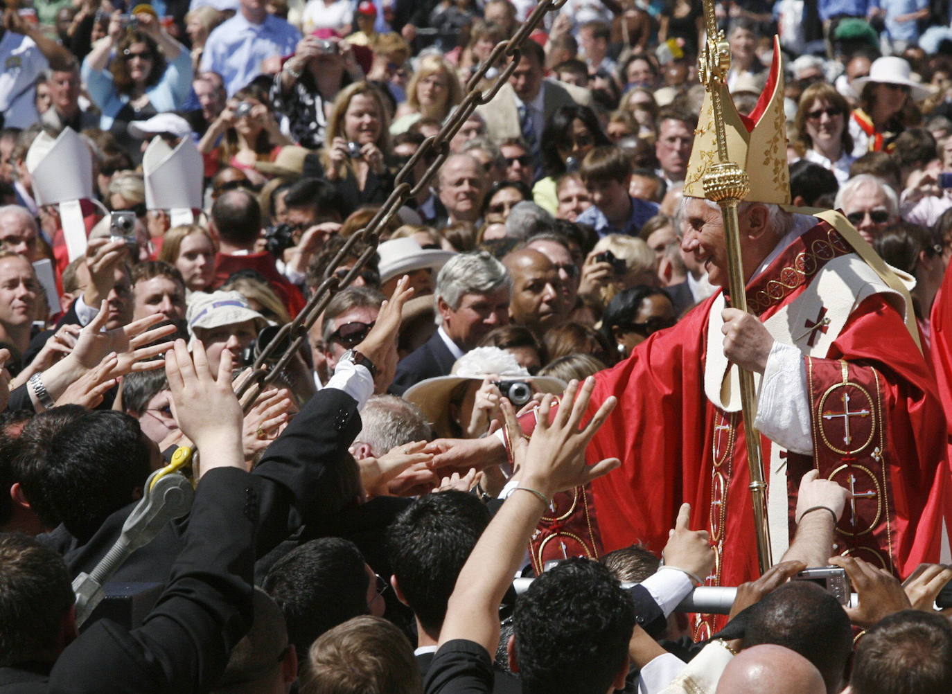 Benedicto XVI saluda a los seguidores al concluir una misa en el Nationals Park, en Washington.