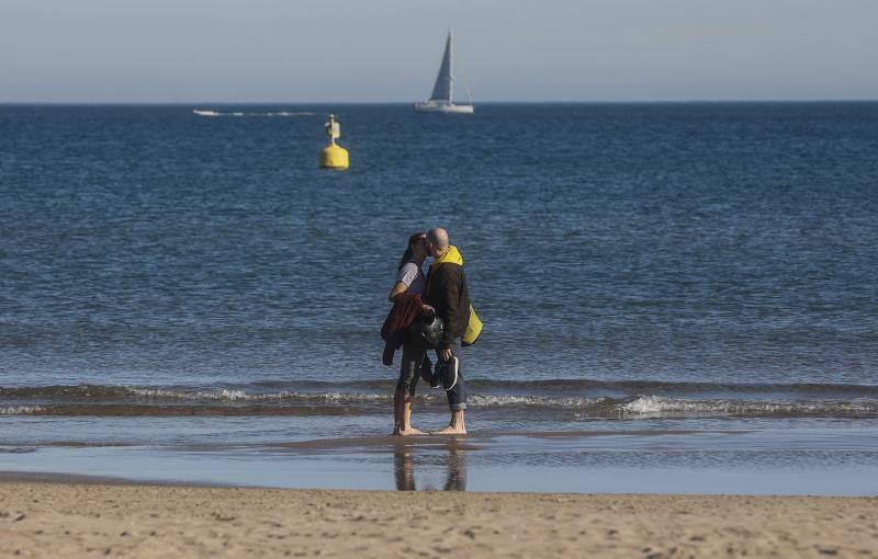 Fotos: Los valencianos celebran el día de Navidad bañándose en la playa