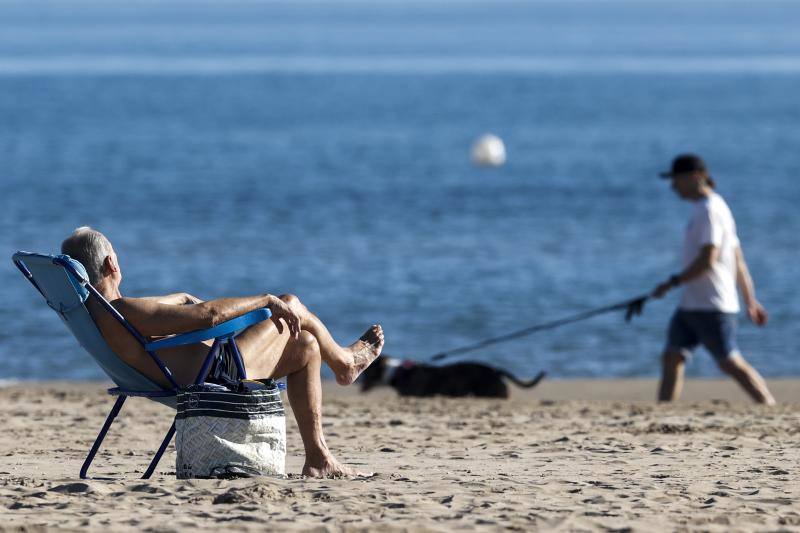 Fotos: Los valencianos celebran el día de Navidad bañándose en la playa