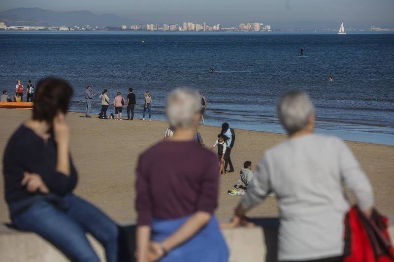 Fotos: Los valencianos celebran el día de Navidad bañándose en la playa