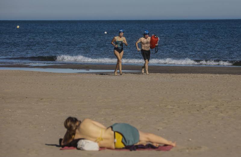 Fotos: Los valencianos celebran el día de Navidad bañándose en la playa