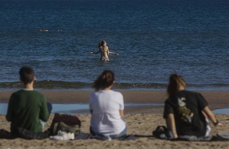 Fotos: Los valencianos celebran el día de Navidad bañándose en la playa