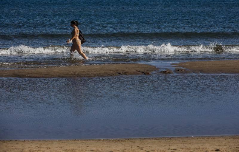 Fotos: Los valencianos celebran el día de Navidad bañándose en la playa