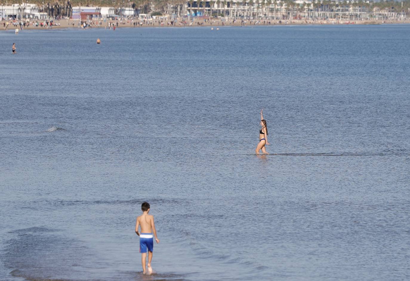 Fotos: Los valencianos celebran el día de Navidad bañándose en la playa