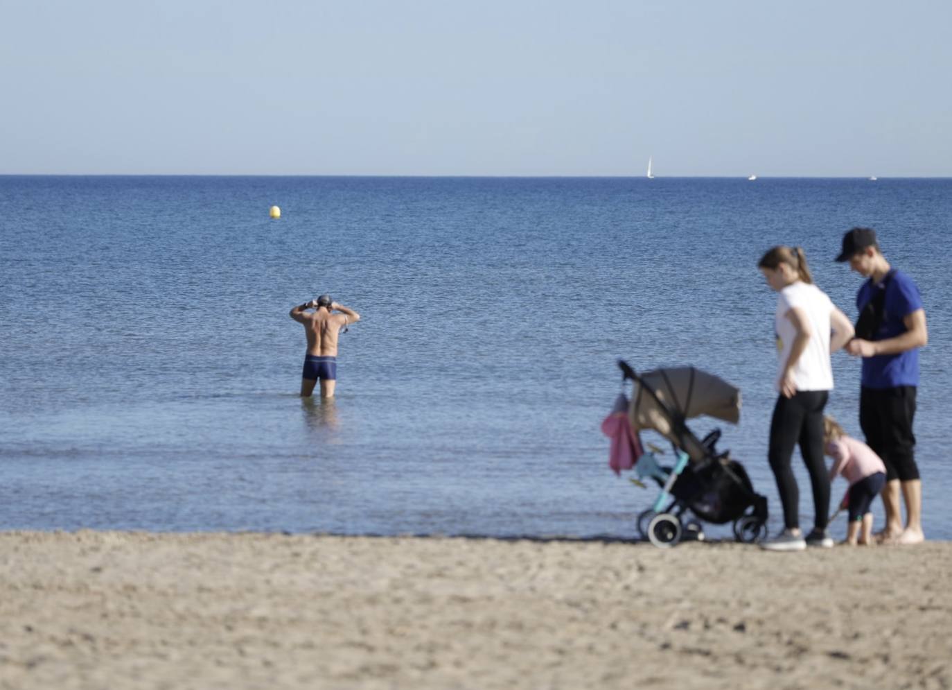 Fotos: Los valencianos celebran el día de Navidad bañándose en la playa