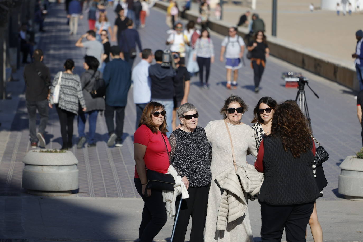 Fotos: Los valencianos celebran el día de Navidad bañándose en la playa