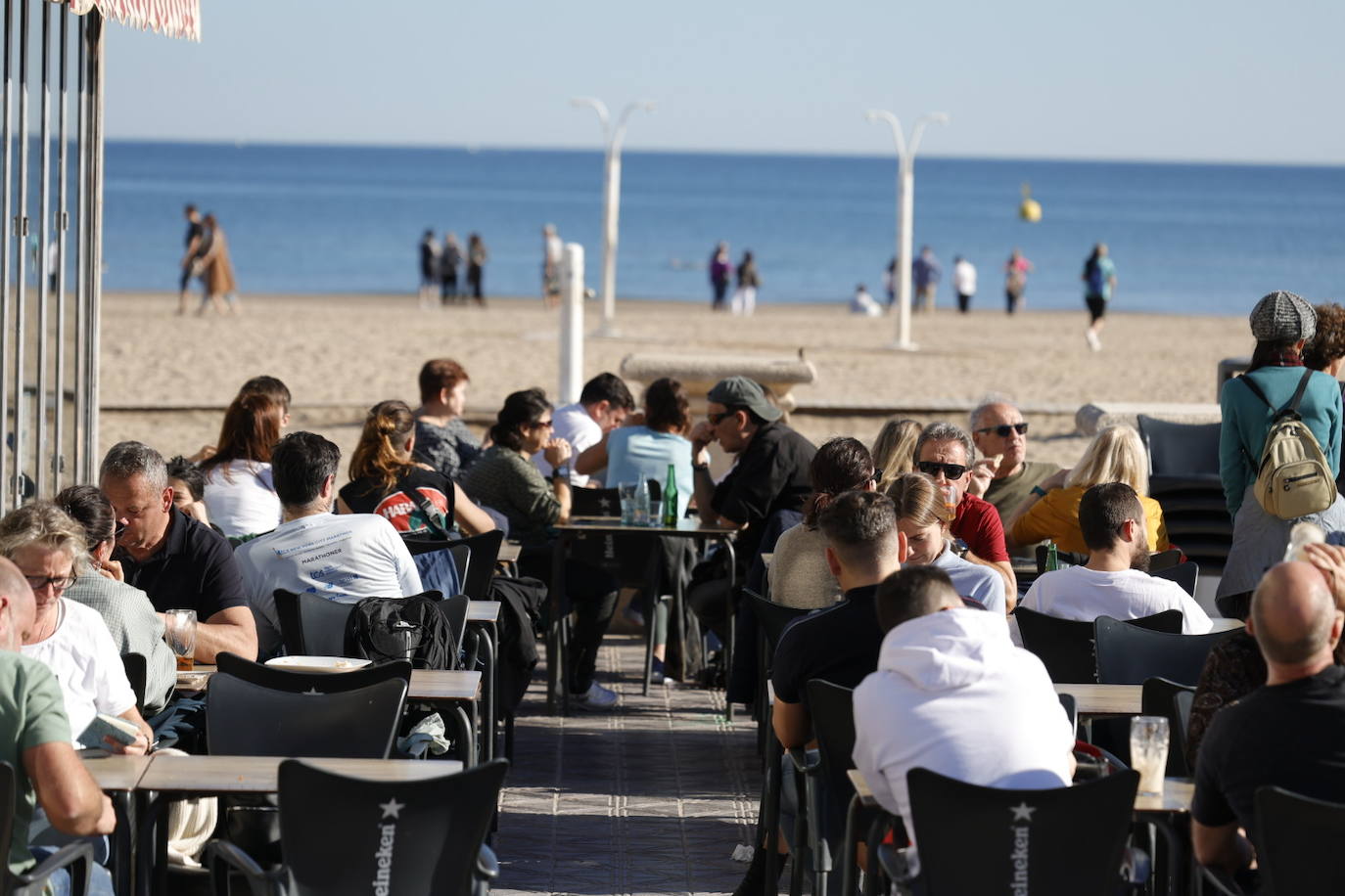 Fotos: Los valencianos celebran el día de Navidad bañándose en la playa