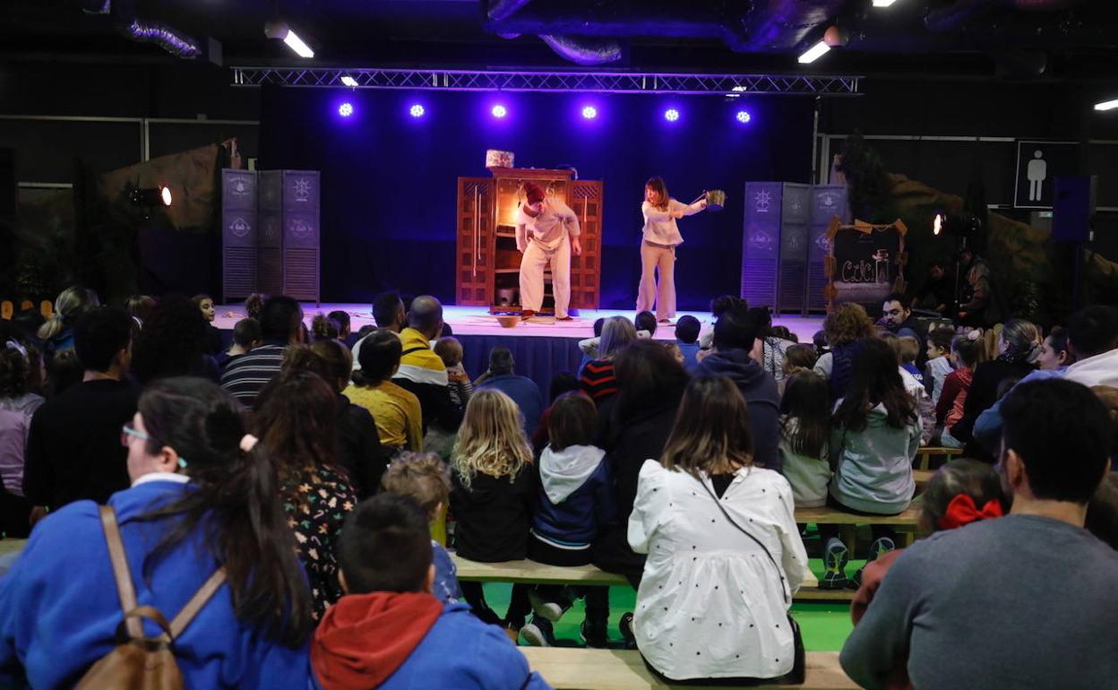 Expojove ha abierto este lunes sus puertas en Feria Valencia. 