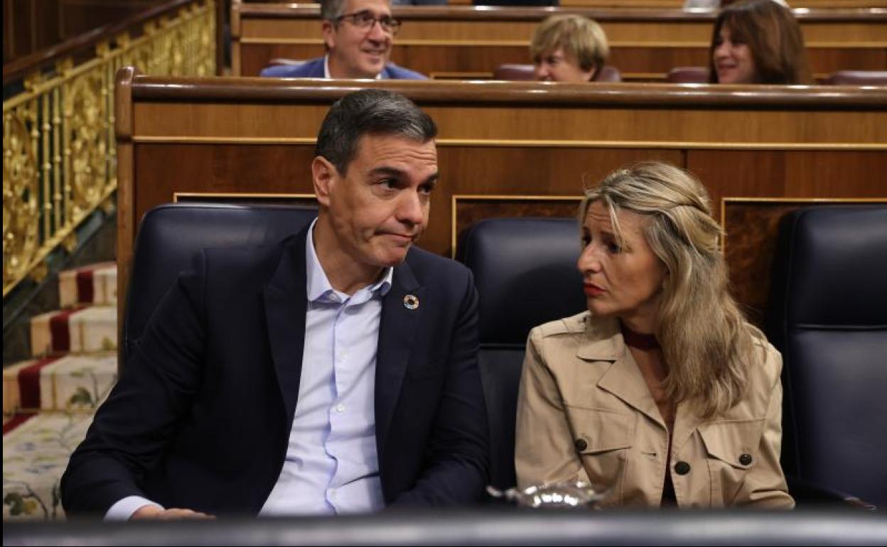 El presidente, Pedro Sánchez, junto a la vicepresidenta segunda, Yolanda Díaz. 