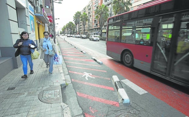 Líneas rojas con las que Urbanismo marca la ampliación de la acera. 