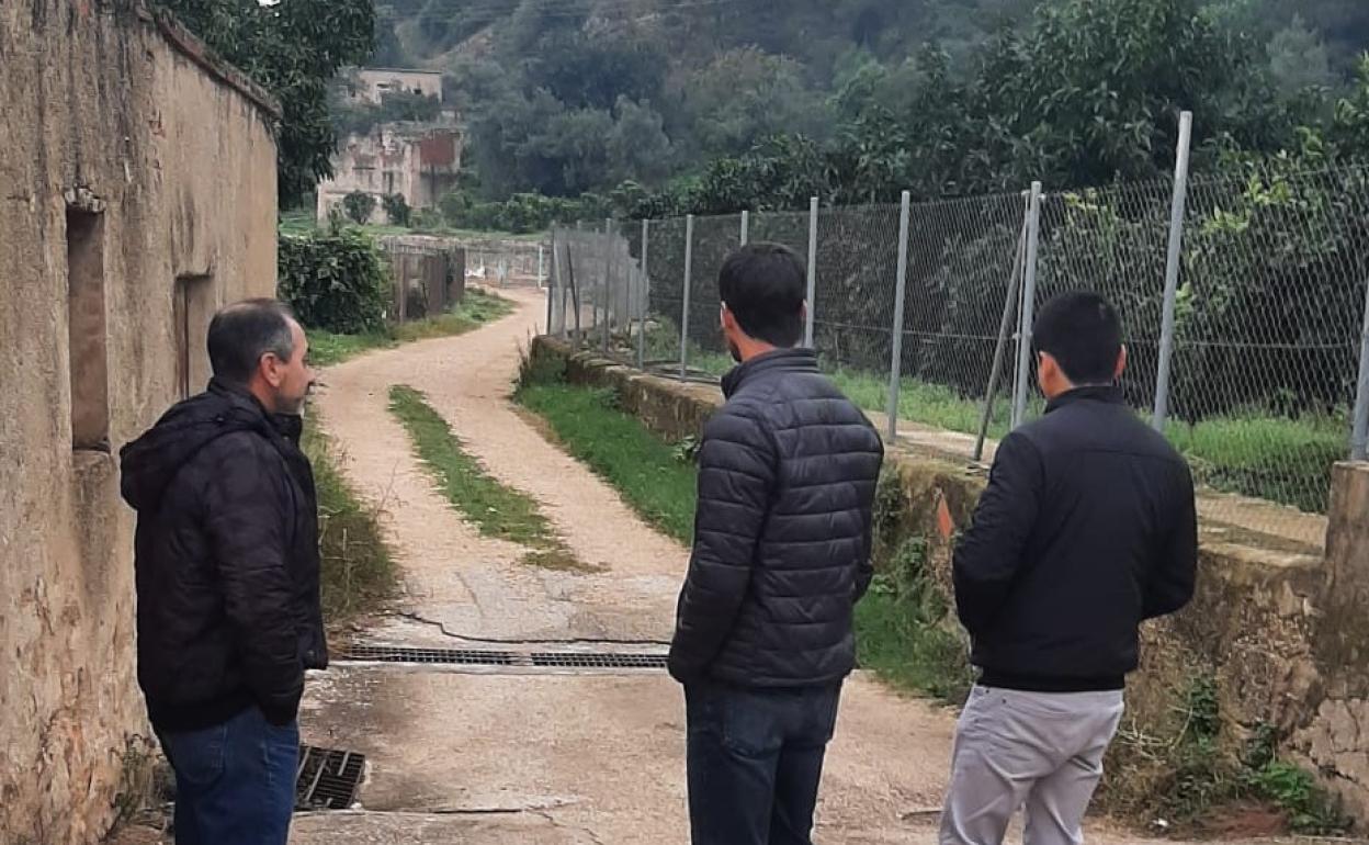 El alcalde de Villalonga, Román Garrigos, y técnicos en una visita a un camino todavía de tierra. 