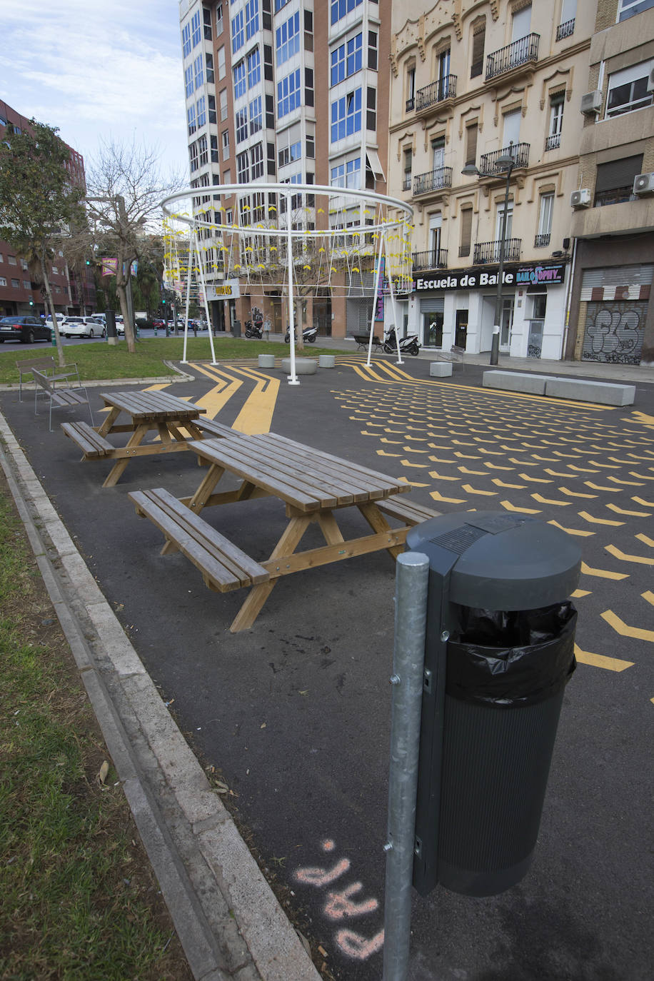 Fotos: La calzada de Pérez Galdós, pintada de rayas rojas