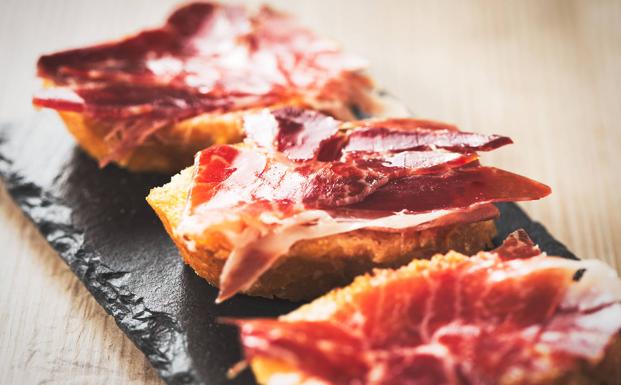 El jamón es uno de los alimentos más sabrosos y populares de la gastronomía española. 