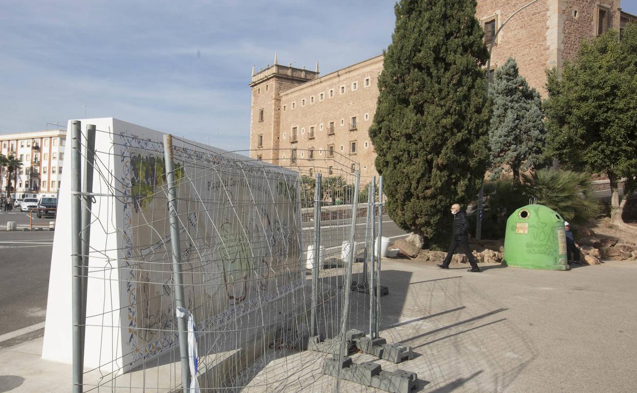 Muro homenaje al cant valencià d'estil frente al monasterio de Santa María del Puig. 