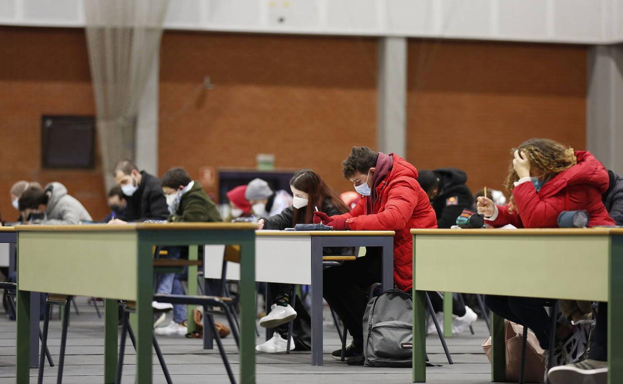 Alumnos durante un examen en el pabellón de la UPV. 