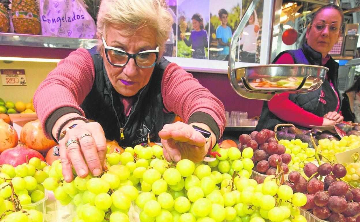 Una frutera dispone bandejas con uva blanca, ayer, en el Mercado Central de Valencia. 