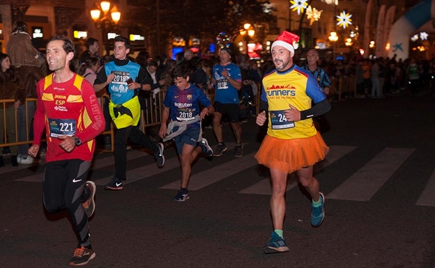 Corredores disfrazados durante la San Silvestre valenciana.