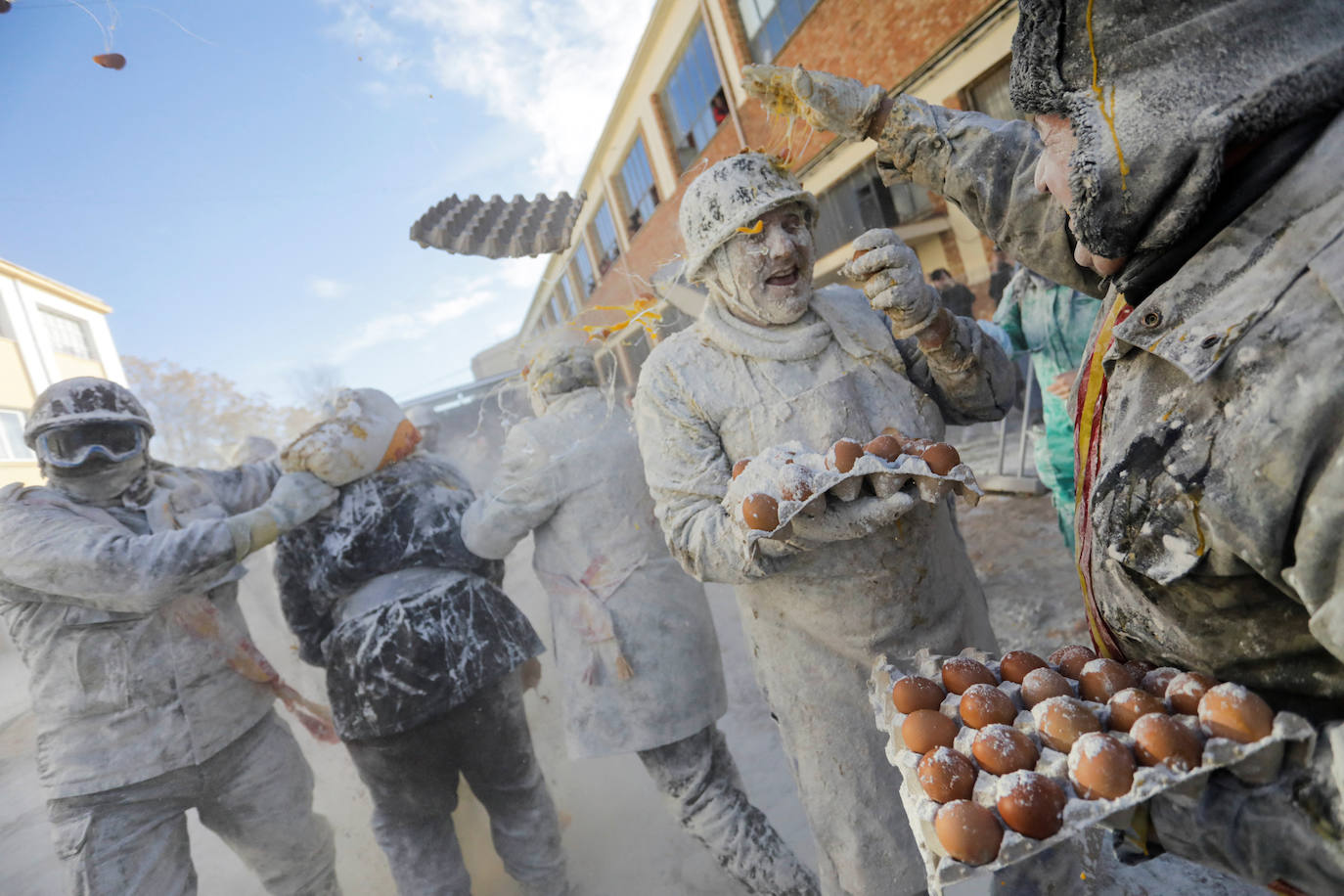 Fotos: Ibi se cubre de harina con la fiesta de &#039;Els Enfarinats&#039;