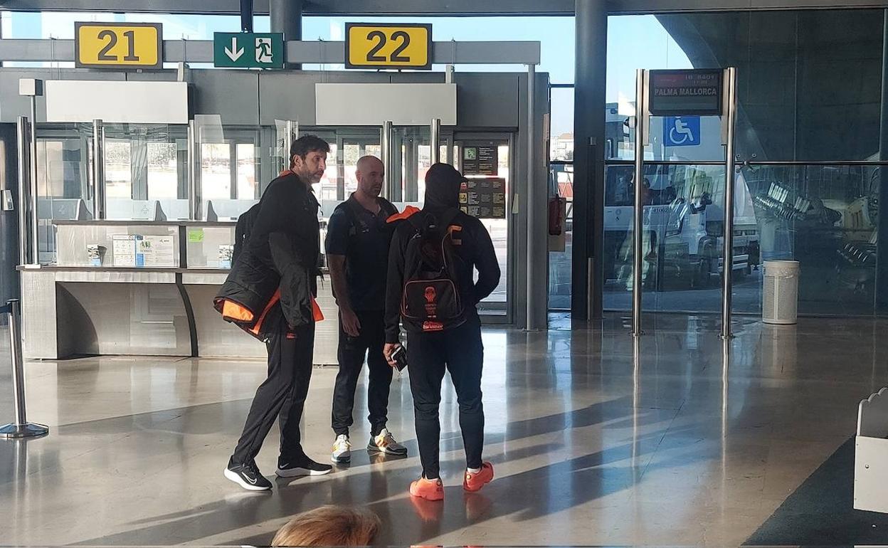 Álex Mumbrú, el médico del Valencia Basket Sergio Calvache y Chris Jones, de espaldas, conversan en Manises nada más aterrizar de Las Palmas.  