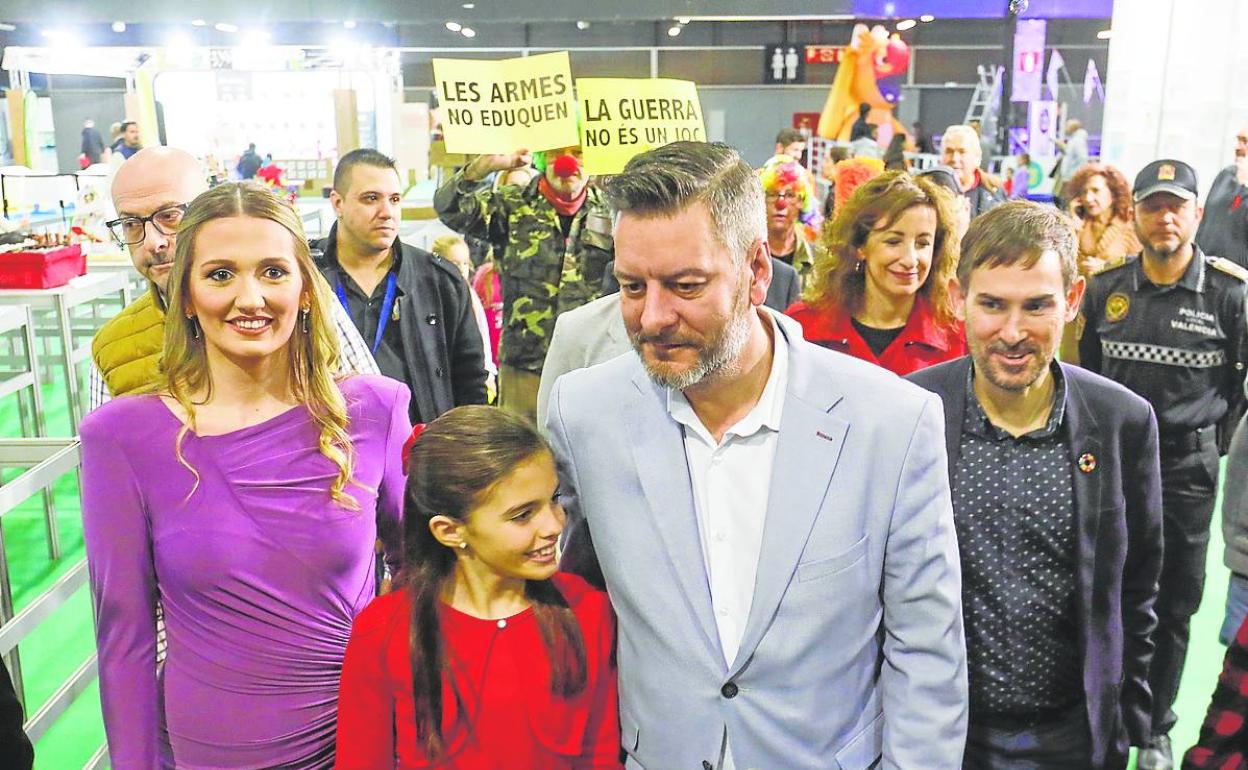 El concejal de Cultura Festiva, Carlos Galiana, junto al vicealcalde Sergi Campillo, y Laura Mengó y Paula Nieto (FMV 2023), en Expojove. 