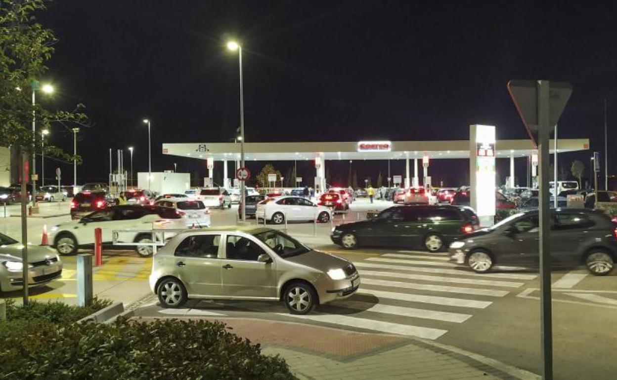 Decenas de coches forman cola en una gasolinera 