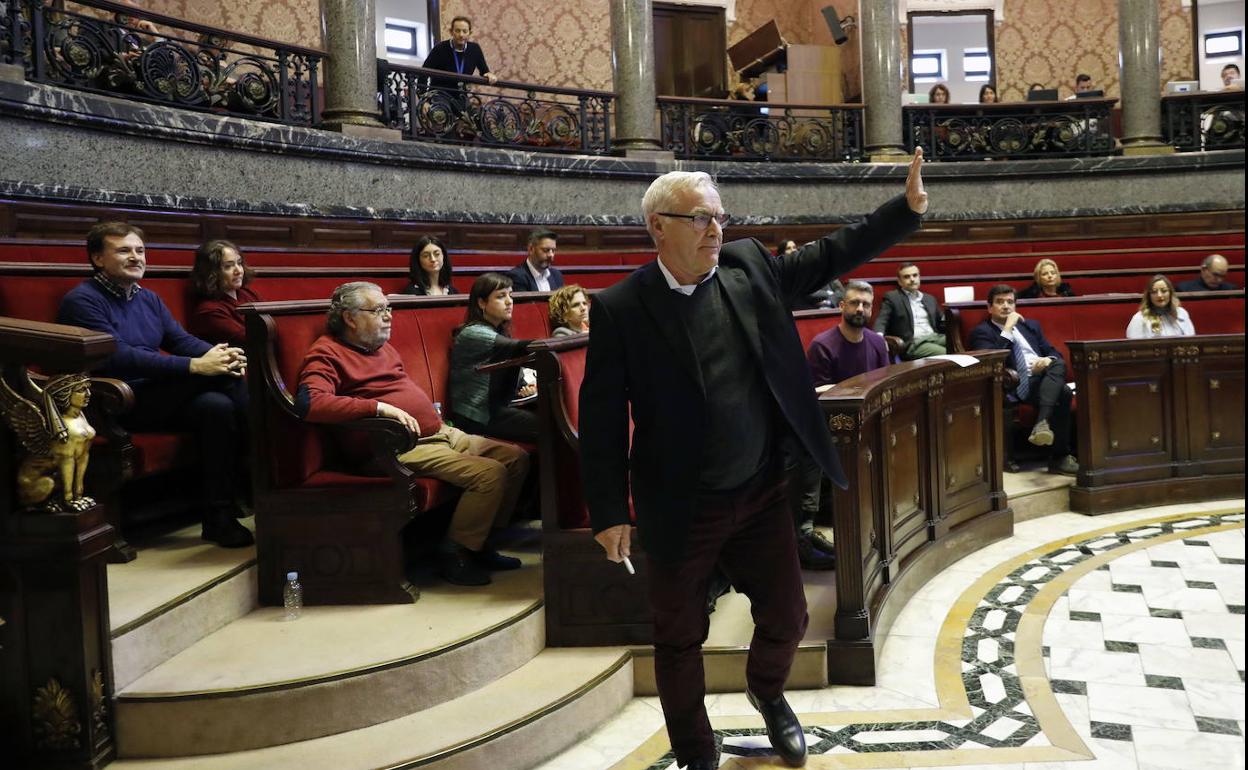 El alcalde Ribó, en una votación en el pleno del Ayuntamiento. 