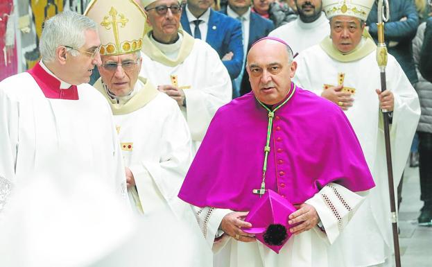 Procesión. El nuevo arzobispo el día de su toma de posesión.