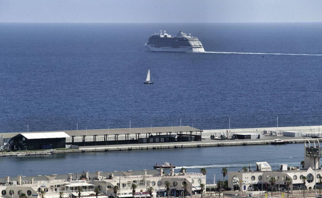 Un gran crucero deja atrás el puerto de Alicante. 