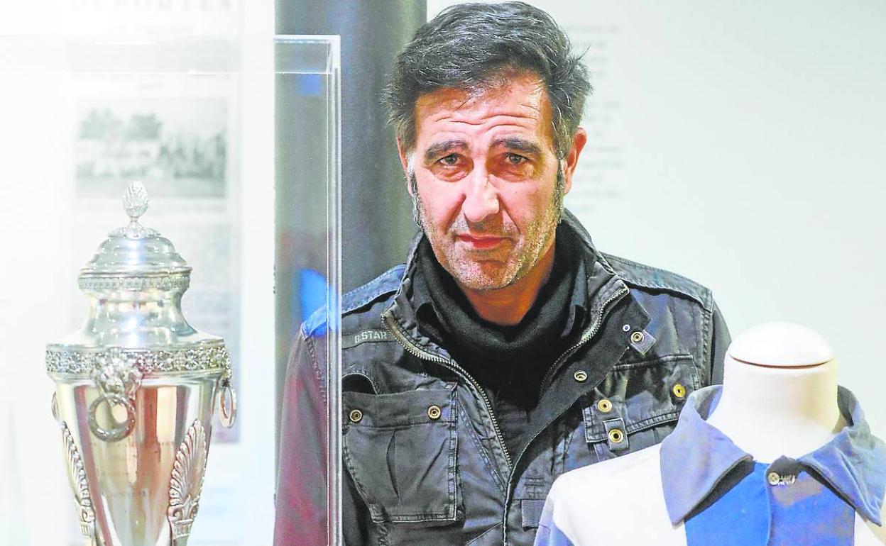 Emilio Nadal, junto a la Copa de la República en la exposición en L'ETNO.