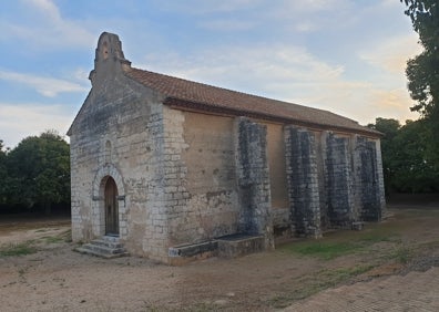 Imagen secundaria 1 - Arriba, parte de la pintura descubierta en uno de los muros. Abajo, exterior de la ermita y un detalle de la policromía. 