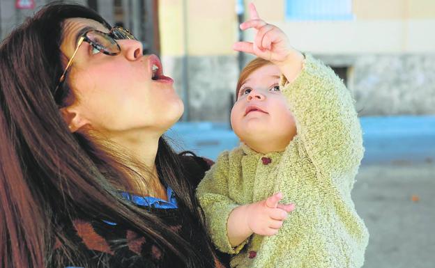 Un año de vida. El pequeño Matías en brazos de su madre, Agnes Vári, en un parque de Valencia. 