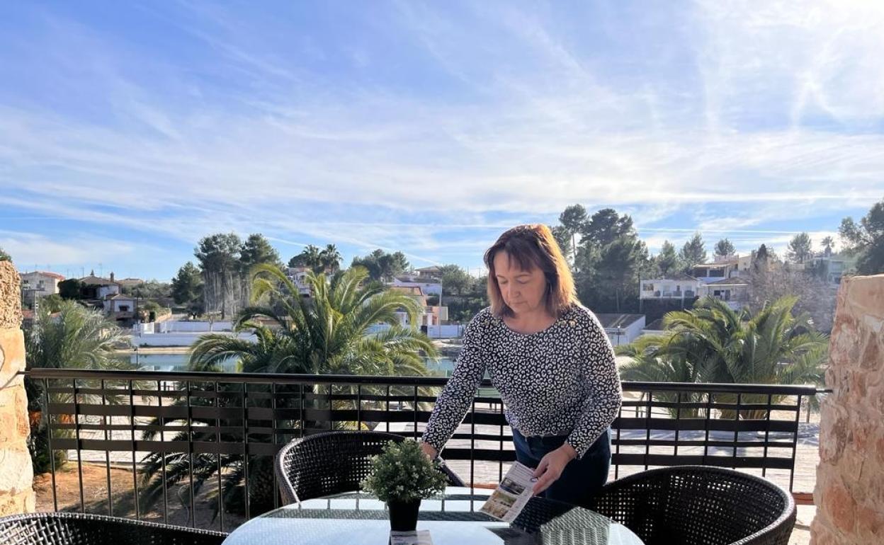 Carmen Sanchis, de Playa Monte Rural, Navarrés, prepara sus alojamientos para los visitantes. 