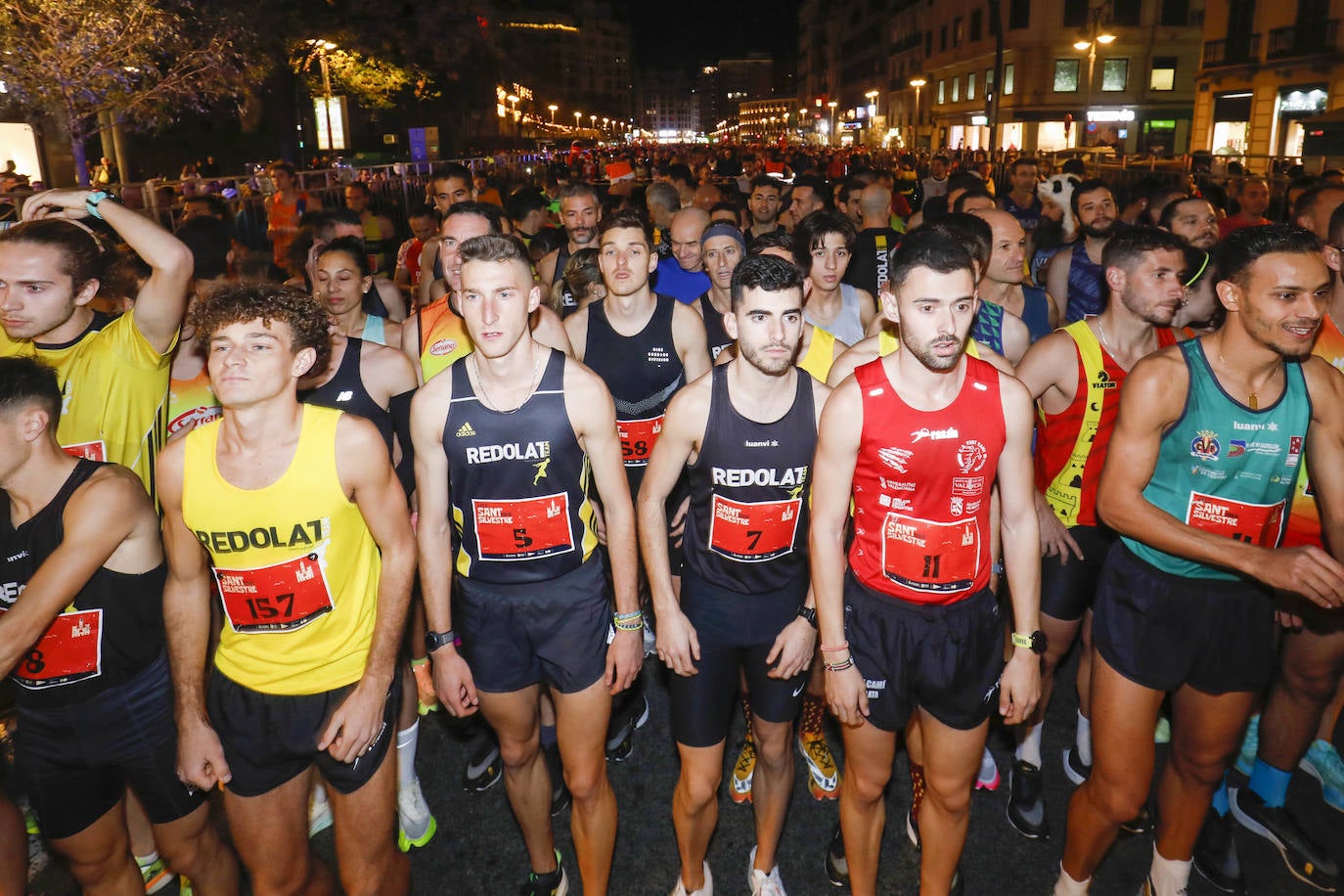 Miles de personas participan en la última carrera popular del año.