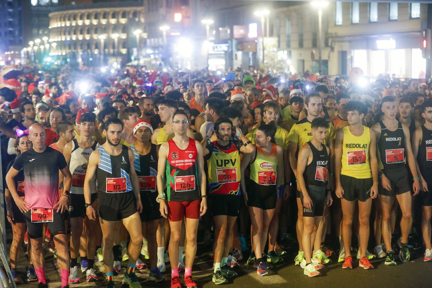 Miles de personas participan en la última carrera popular del año.