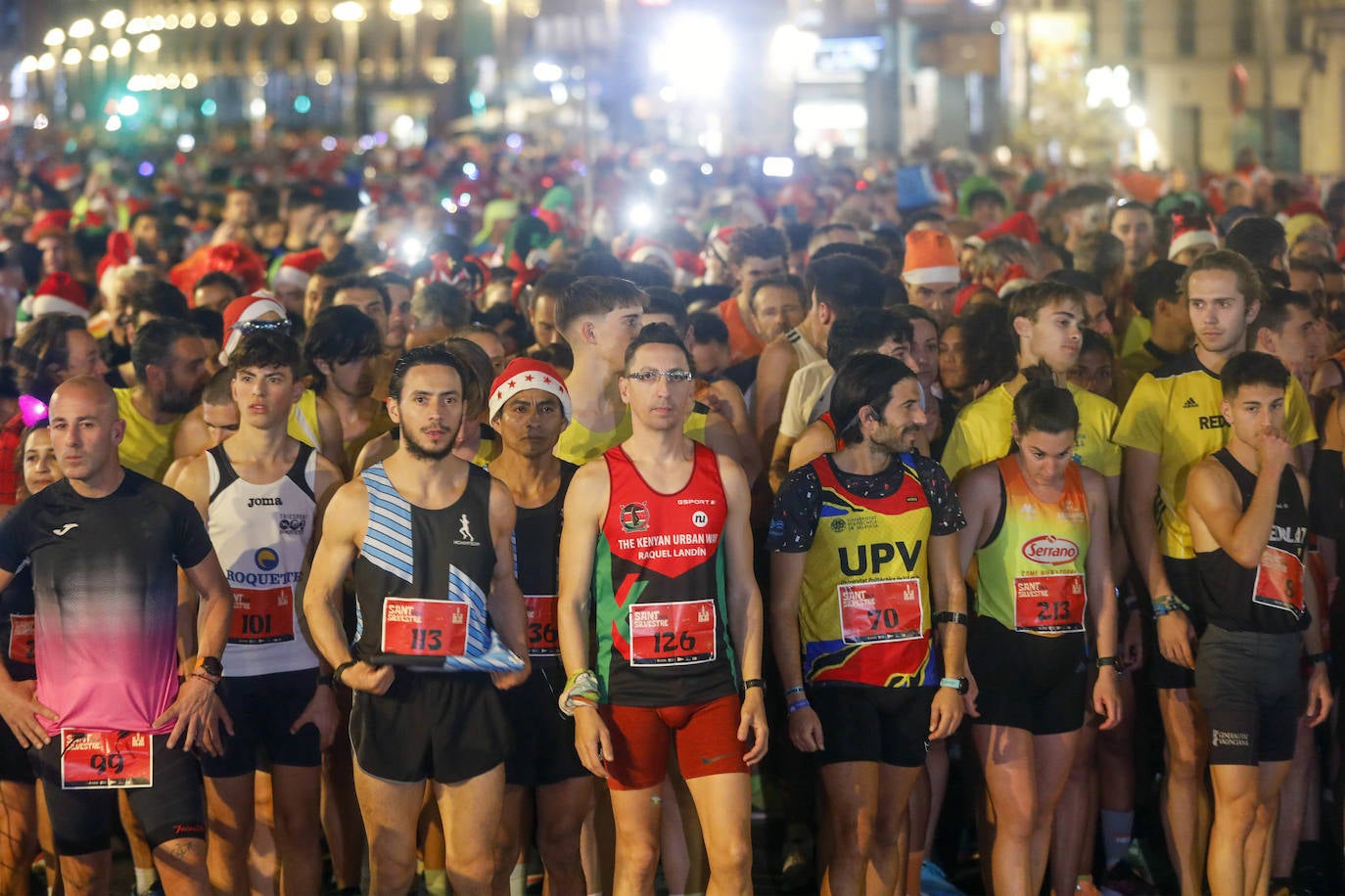 Miles de personas participan en la última carrera popular del año.