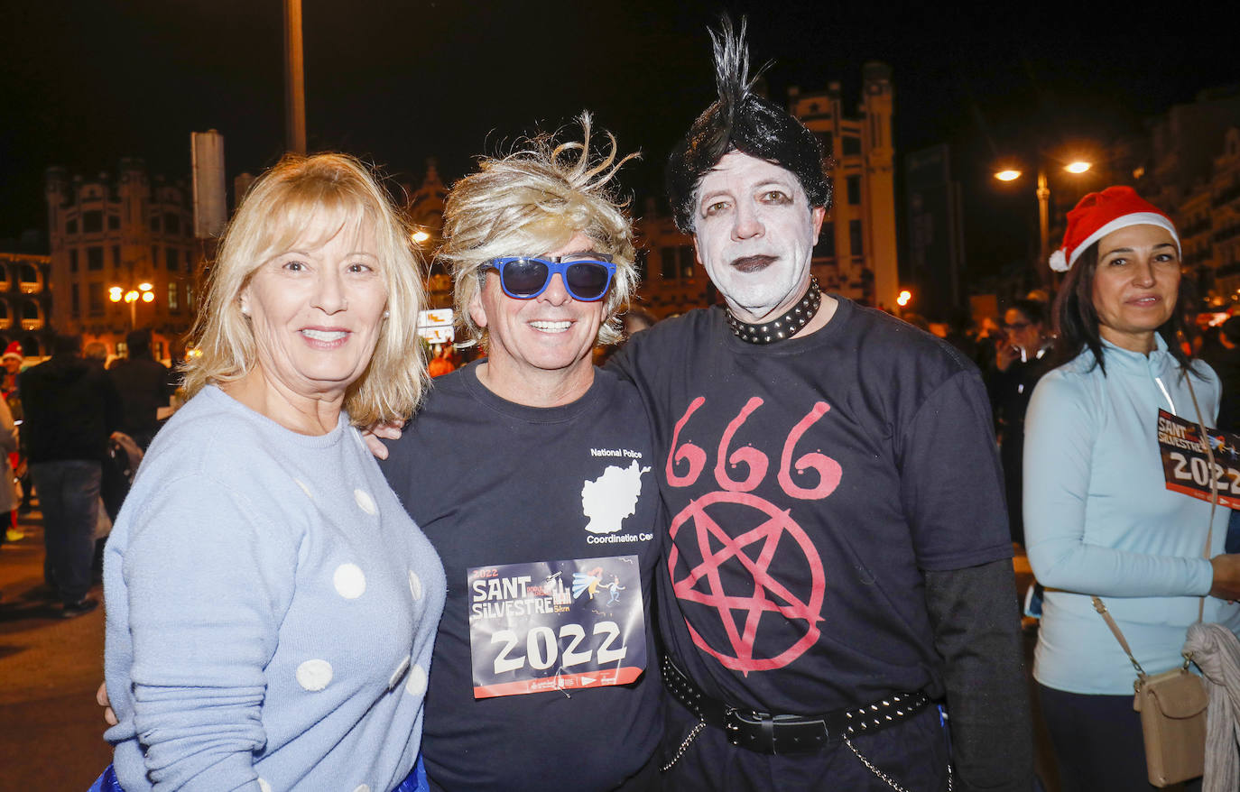 Miles de personas participan en la última carrera popular del año.