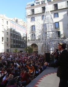 Imagen secundaria 2 - Imágenes de la Nochevieja Infantil en el Ayuntamiento de Alicante. 