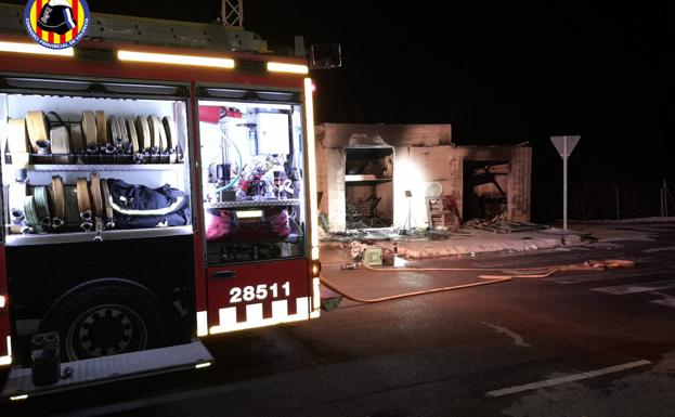 Imagen principal - Incendio Alzira | Fallece una persona en el incendio de una caseta en Alzira