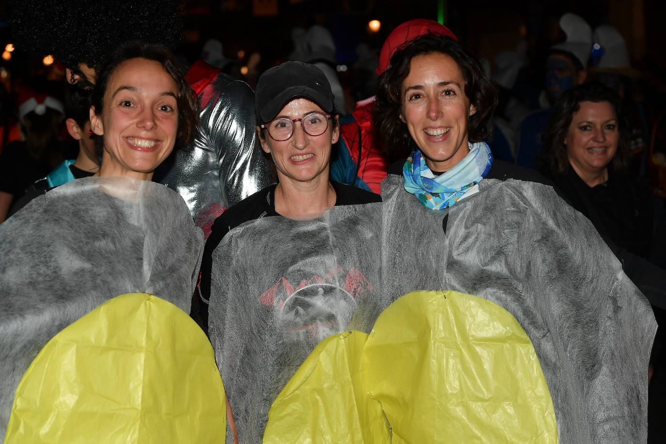 Miles de personas participan en la última carrera popular del año.