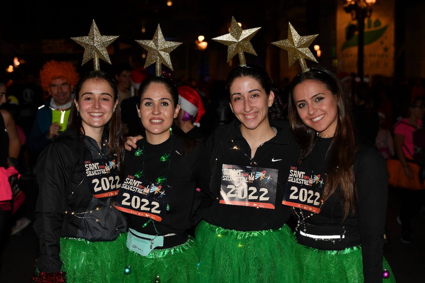 Miles de personas participan en la última carrera popular del año.