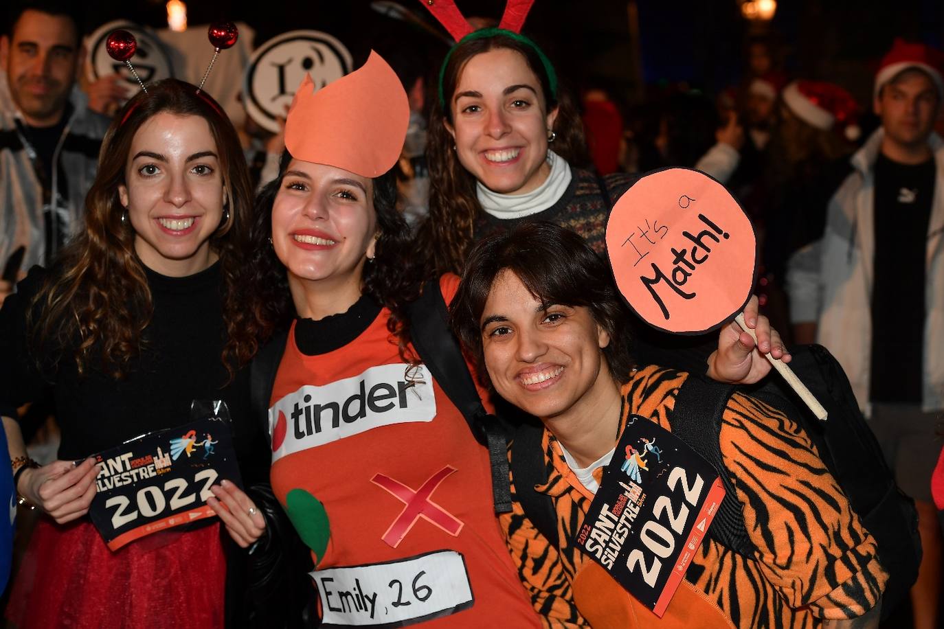 Miles de personas participan en la última carrera popular del año.