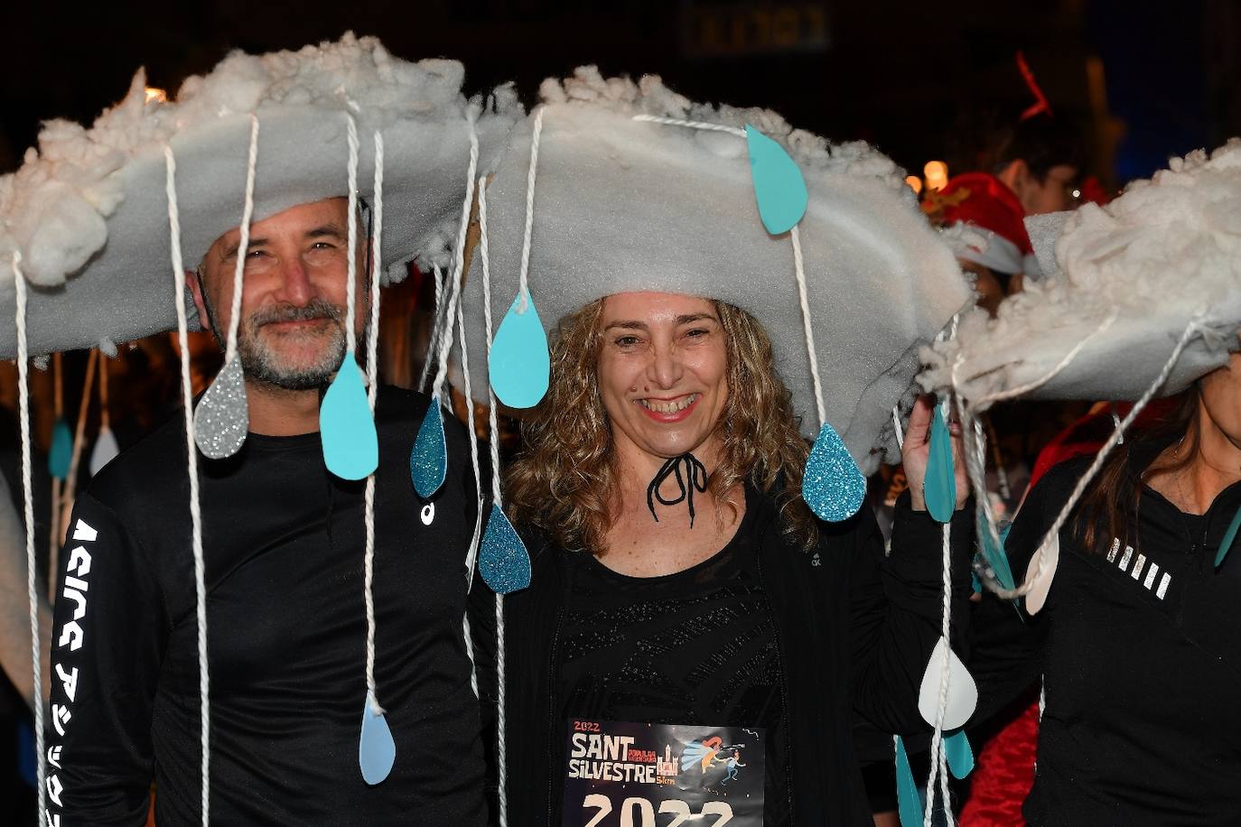 Miles de personas participan en la última carrera popular del año.