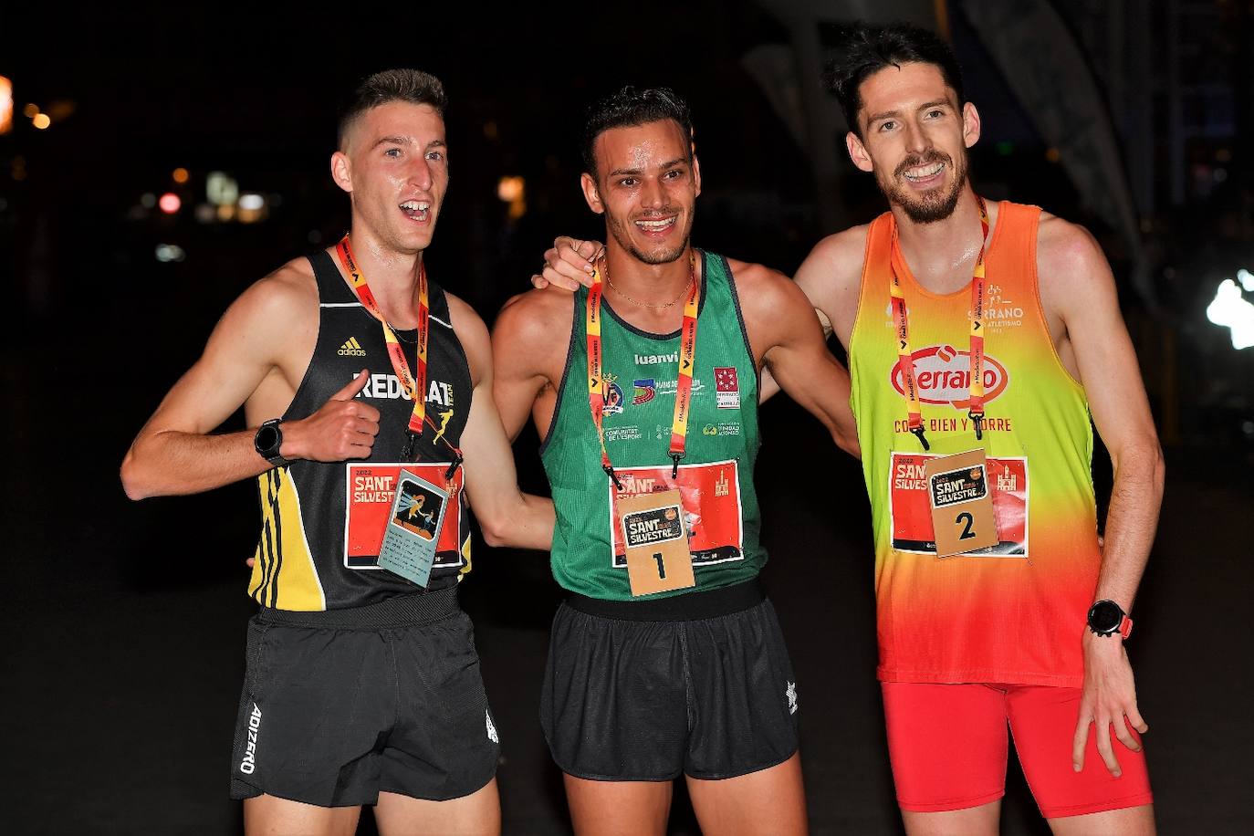 Miles de personas participan en la última carrera popular del año.