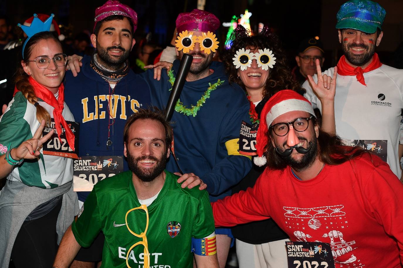 Miles de personas participan en la última carrera popular del año.