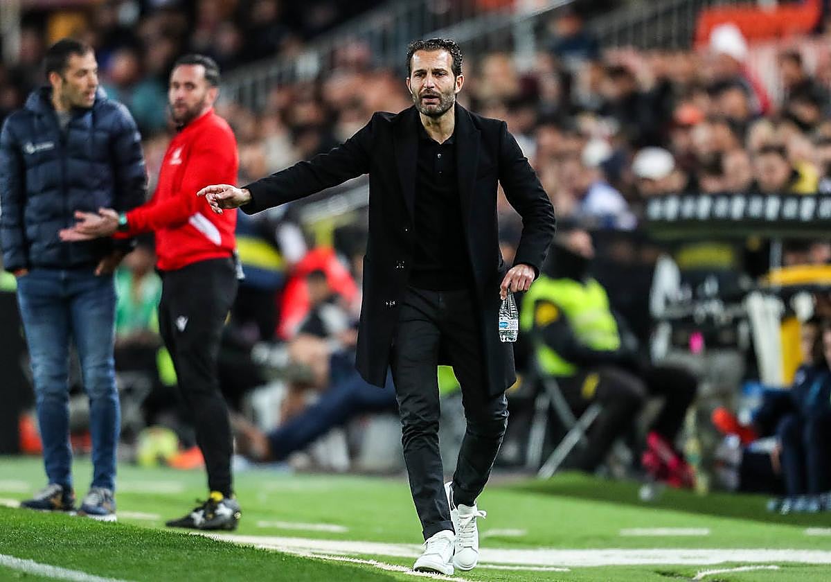 Rubén Baraja dando instrucciones durante el partido frente a la Real Sociedad.