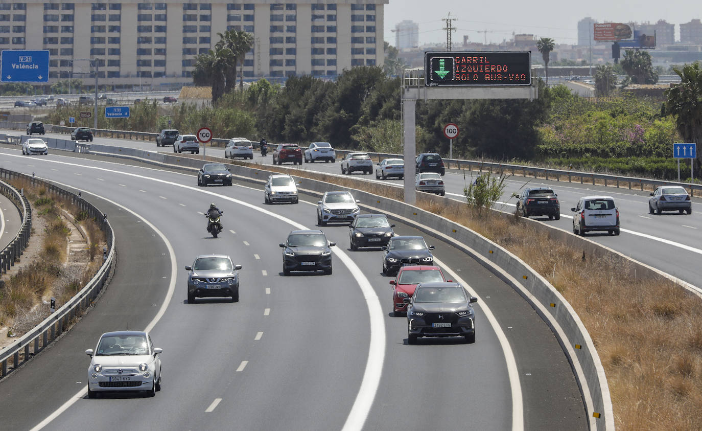 Varios vehículos circulan por el Bus-VAO de la V-21, a la derecha de la imagen.