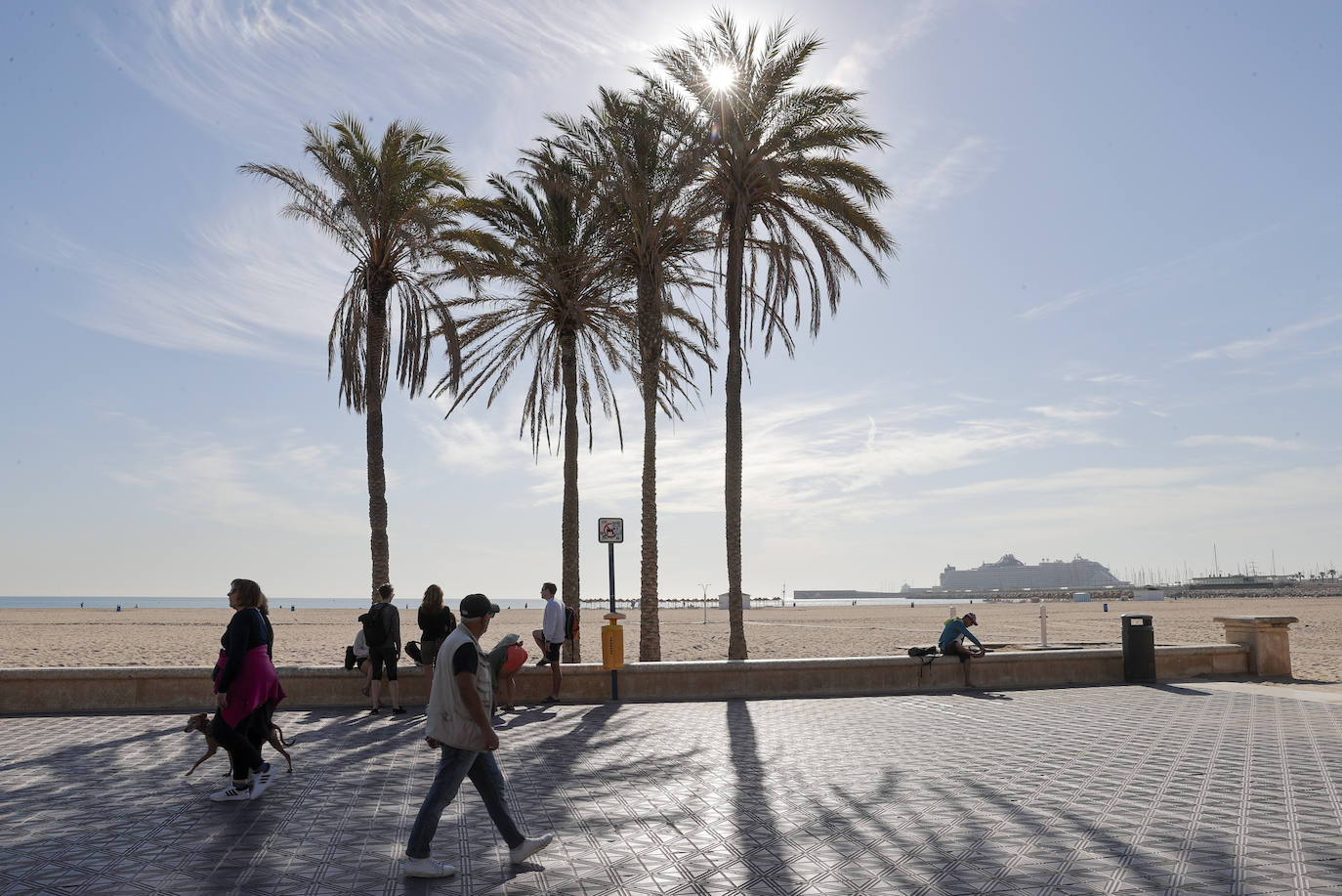 El paseo de la playa de la Malvarrosa de Valencia, este jueves.