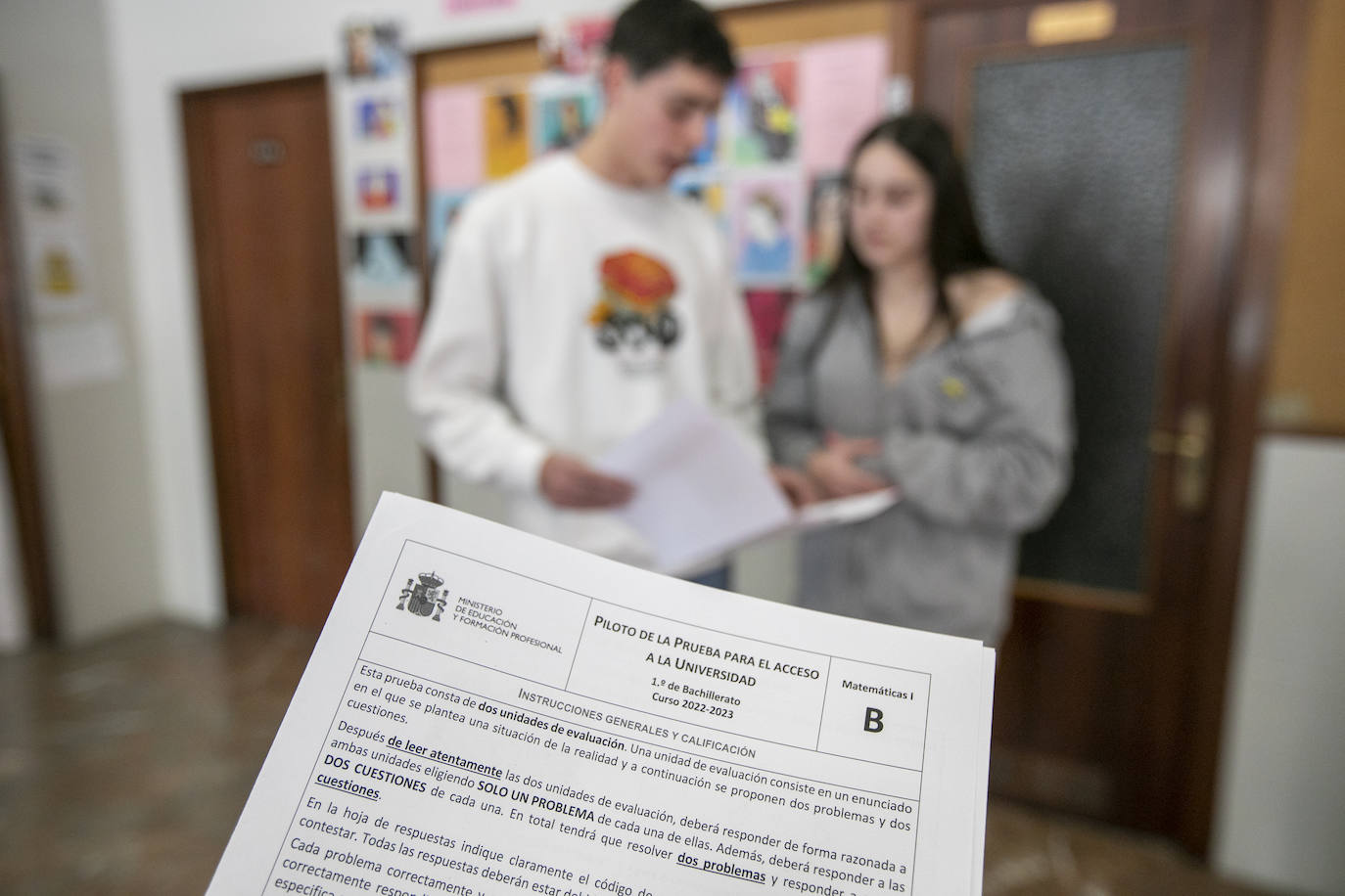 Dos alumnos durante la prueba piloto de la nueva EBAU.